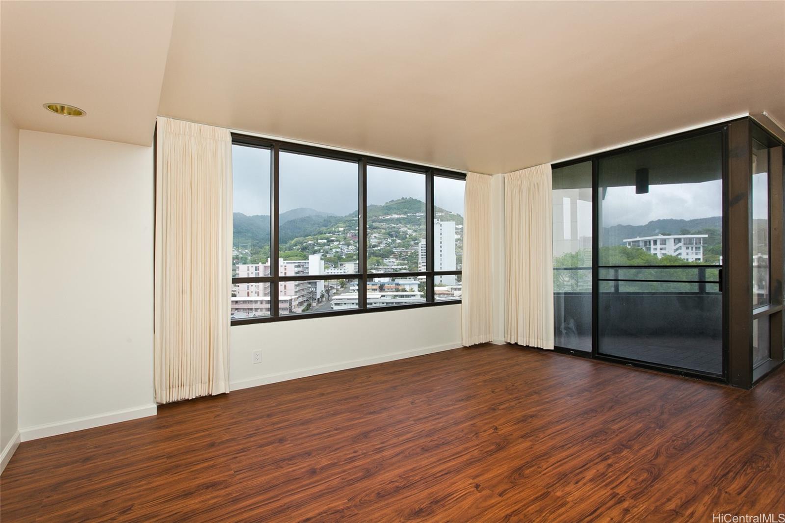 1525 Wilder Ave Honolulu - Rental - photo 4 of 18