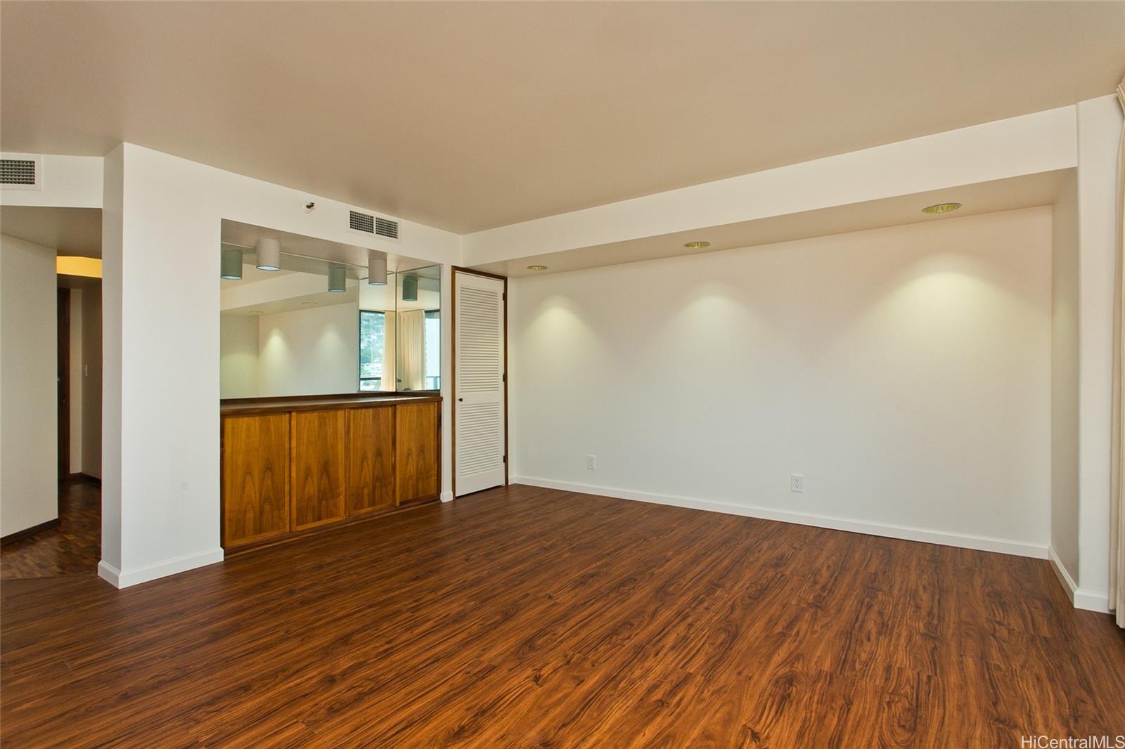 1525 Wilder Ave Honolulu - Rental - photo 6 of 18