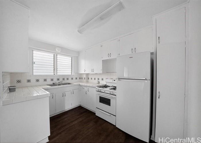 Carlton Place condo # B1, Honolulu, Hawaii - photo 20 of 24