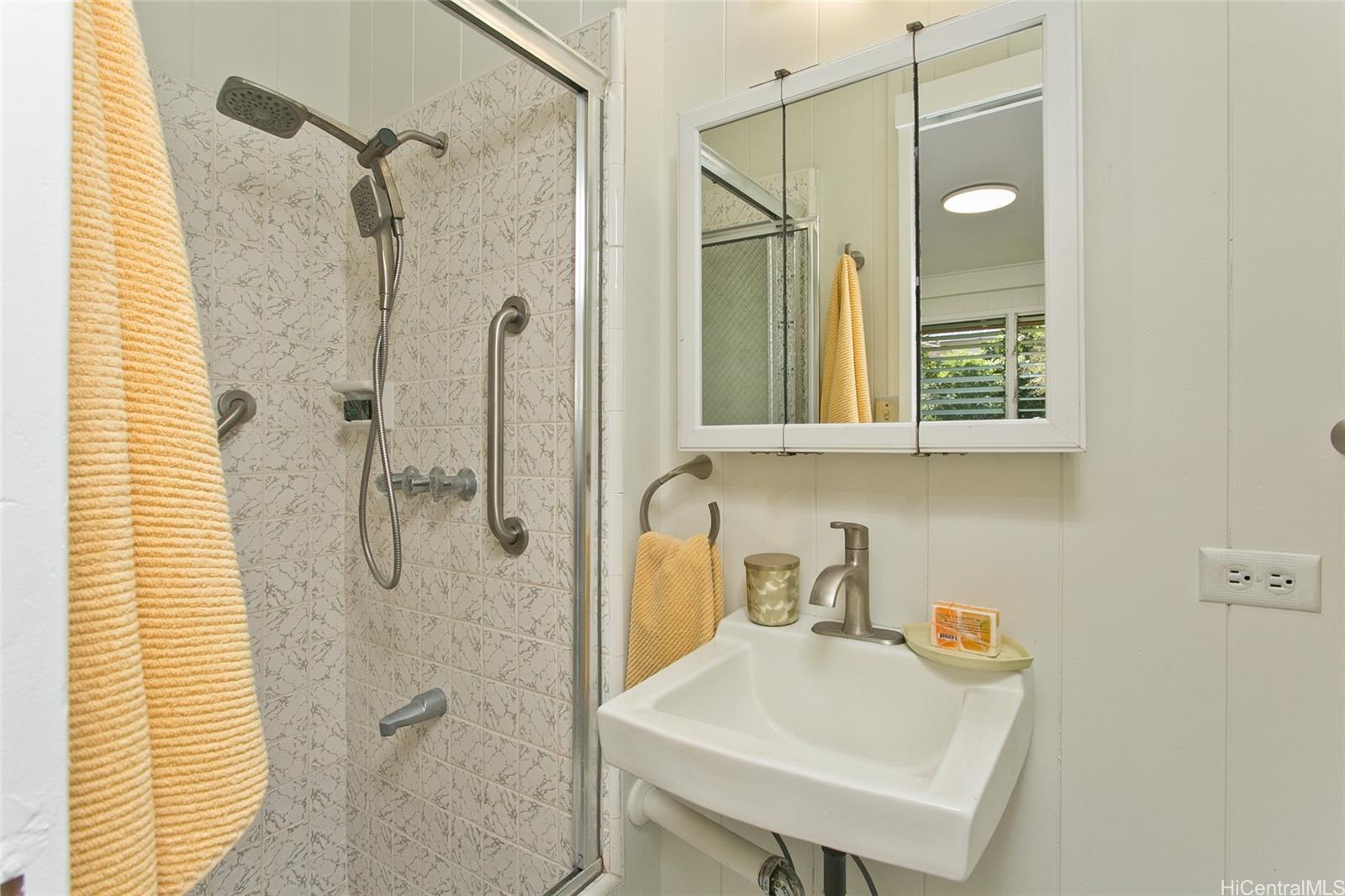 1547  Ala Aolani Street Moanalua Valley, Honolulu home - photo 14 of 24