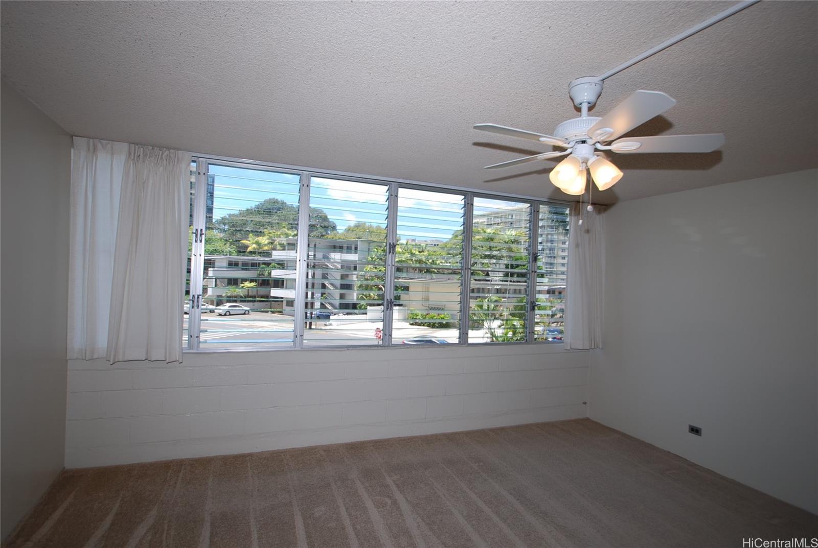 1550 Wilder Ave Honolulu - Rental - photo 3 of 13