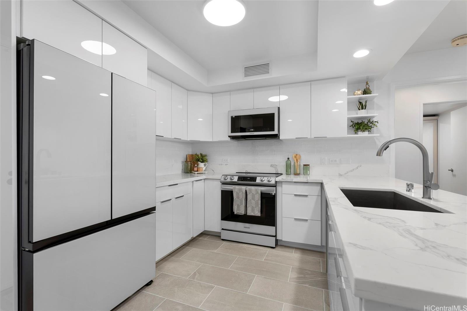 The Watermark condo # 803, Honolulu, Hawaii - photo 3 of 25