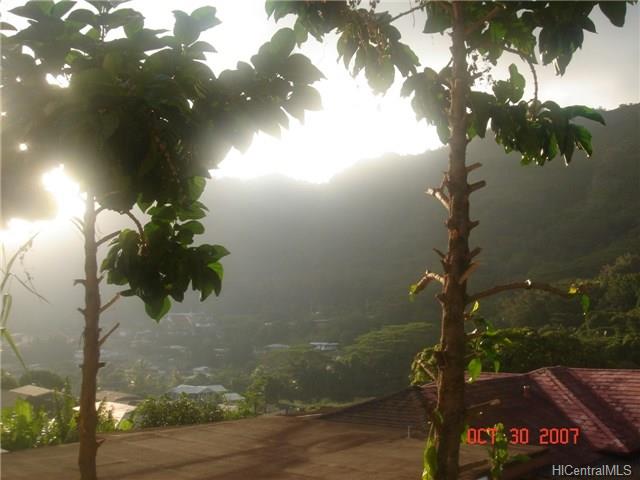 1552  Kalaepaa Dr Kalihi Valley, Honolulu home - photo 2 of 6