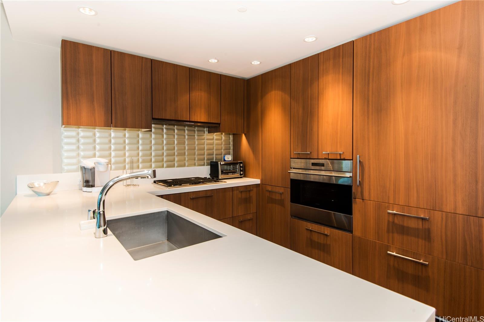 1555 Kapiolani Blvd Honolulu - Rental - photo 3 of 24