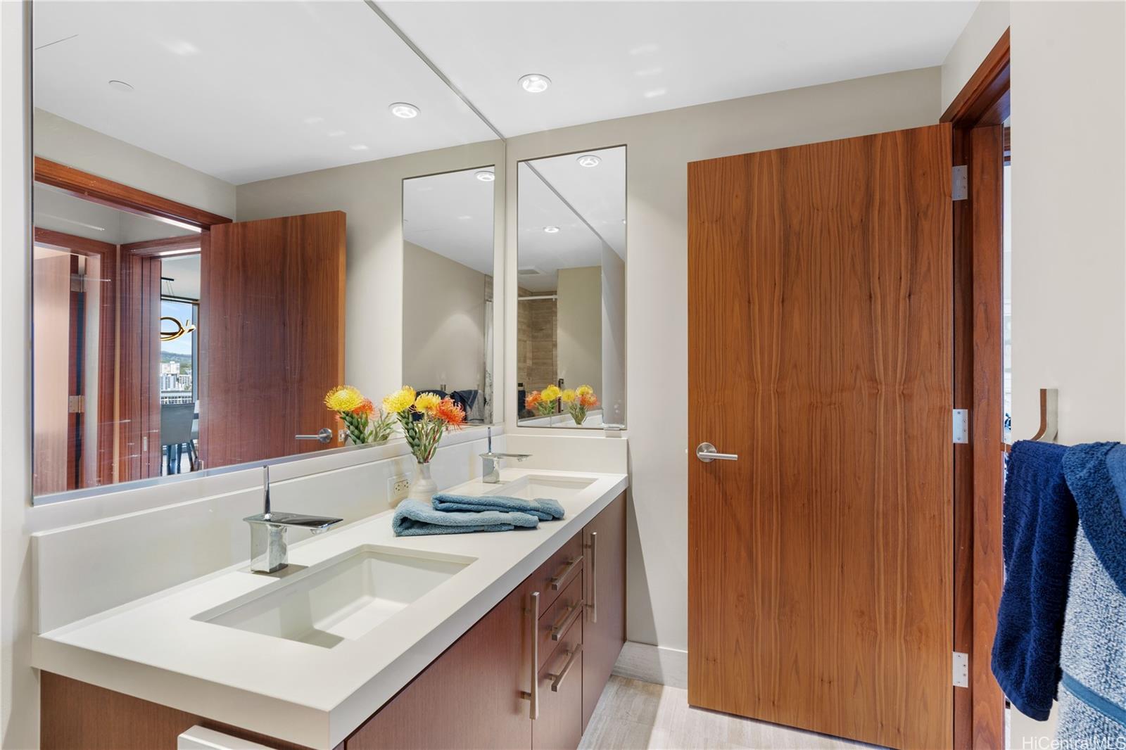 1555 Kapiolani Blvd Honolulu - Rental - photo 15 of 16