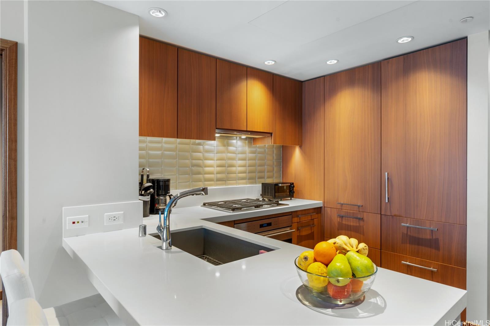 1555 Kapiolani Blvd Honolulu - Rental - photo 6 of 16