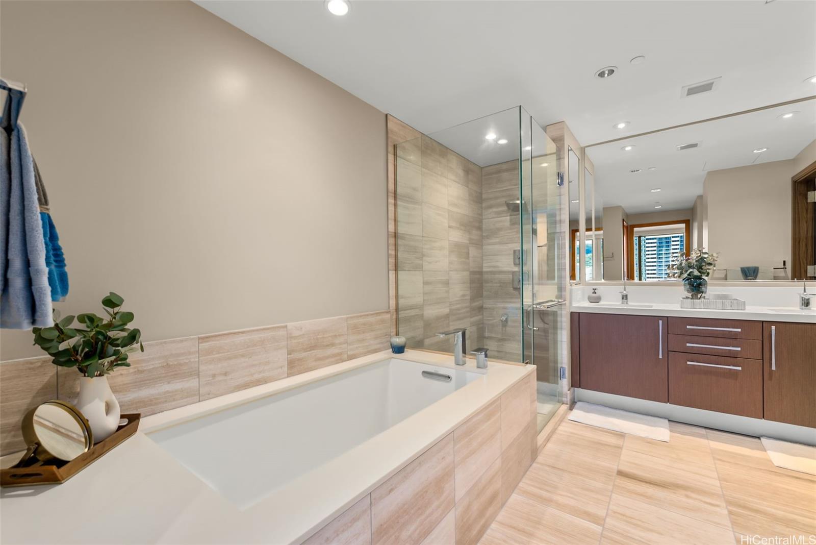 One Ala Moana condo # 900, Honolulu, Hawaii - photo 8 of 25