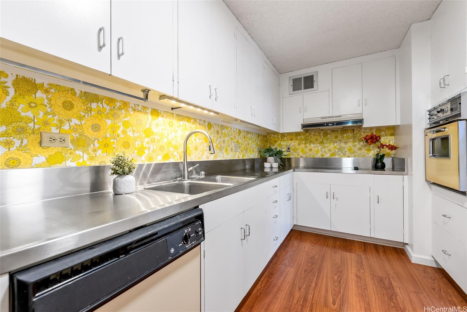 Princess Leilani condo # 406, Honolulu, Hawaii - photo 6 of 25