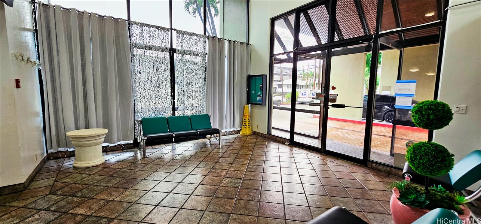 Makiki Plaza condo # 1706, Honolulu, Hawaii - photo 3 of 25