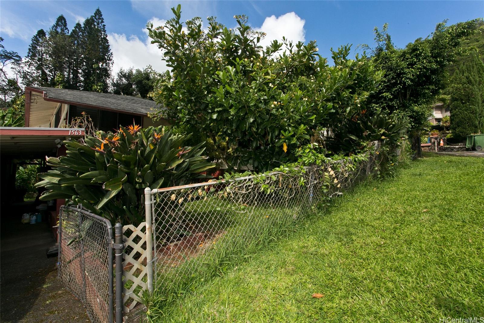 1563  Kalaepaa Drive Kalihi Valley, Honolulu home - photo 2 of 22