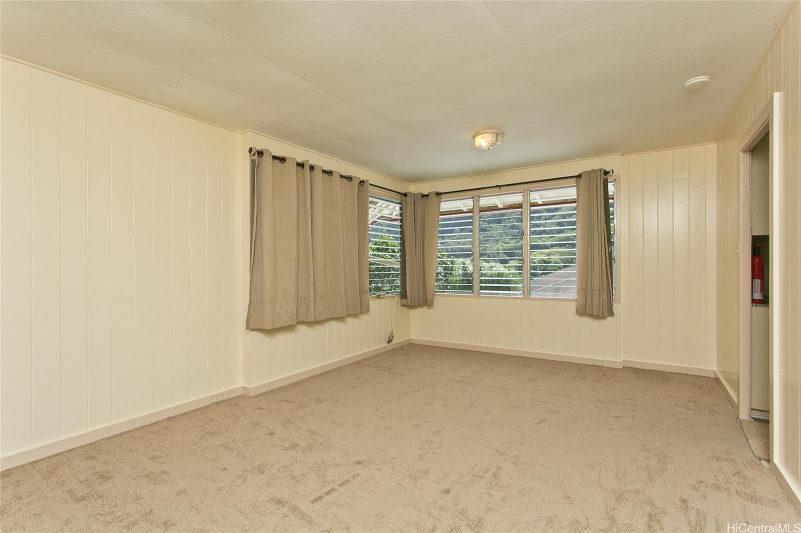 1563  Kalaepaa Drive Kalihi Valley, Honolulu home - photo 4 of 22