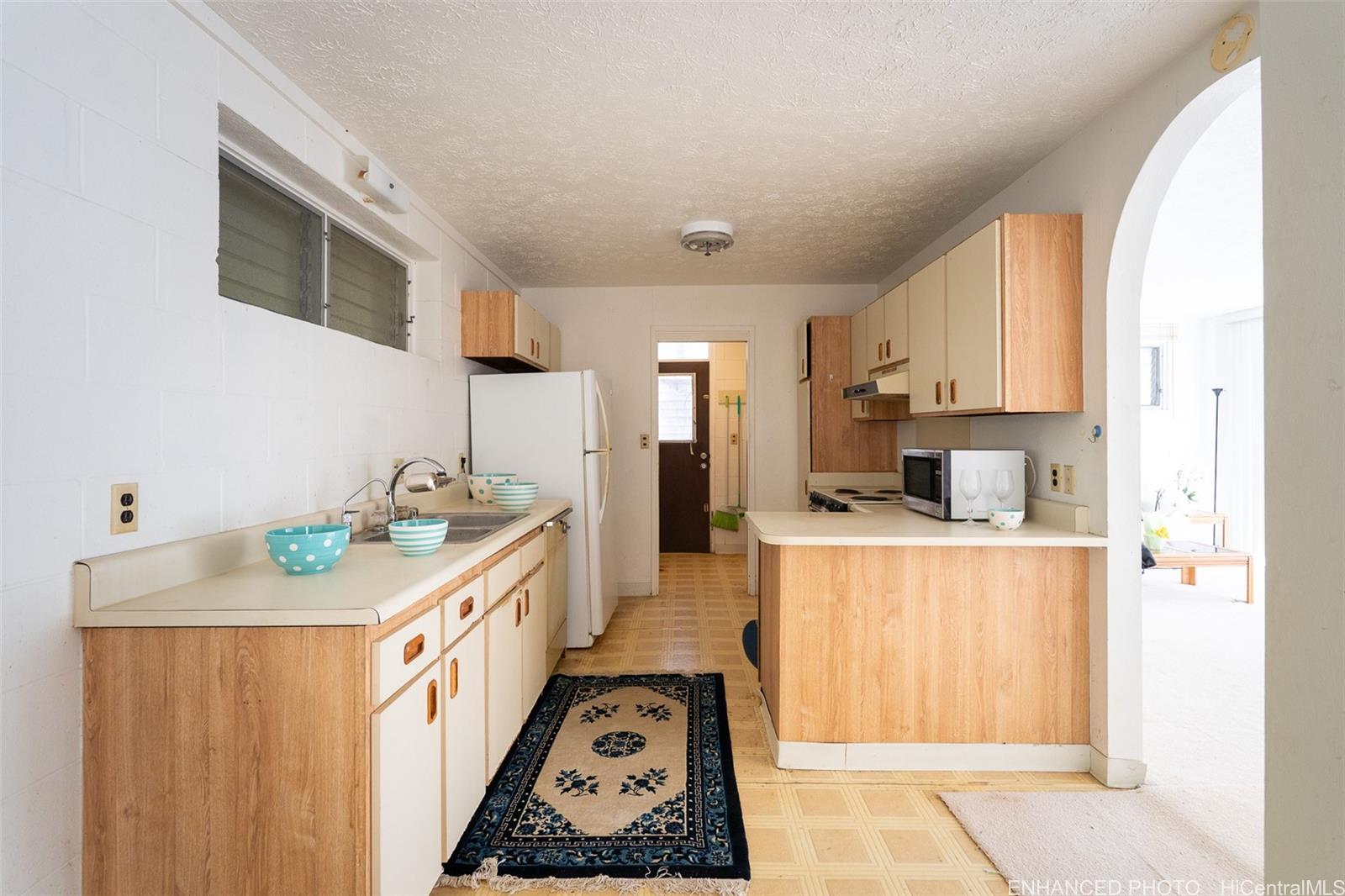 1570  Ala Lani Street Moanalua Valley, Honolulu home - photo 4 of 25