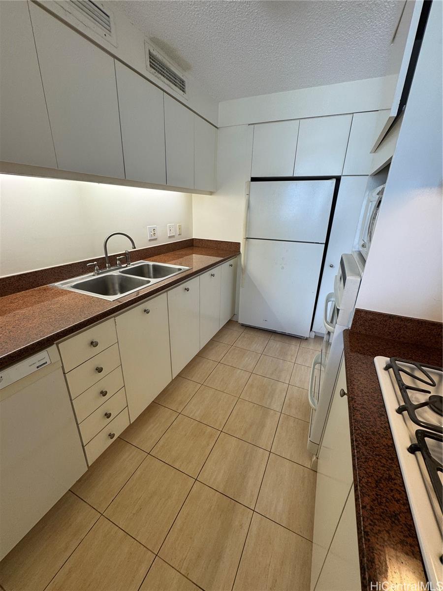 Yacht Harbor Towers condo # 1808, Honolulu, Hawaii - photo 12 of 19