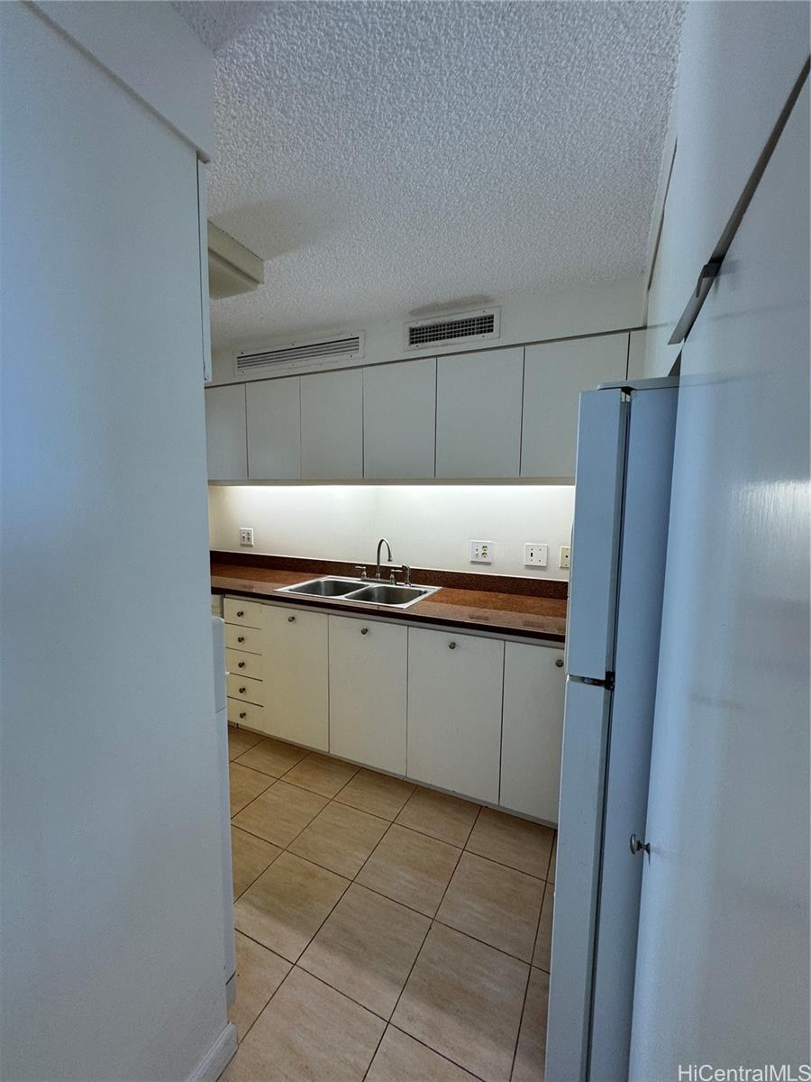 Yacht Harbor Towers condo # 1808, Honolulu, Hawaii - photo 13 of 19