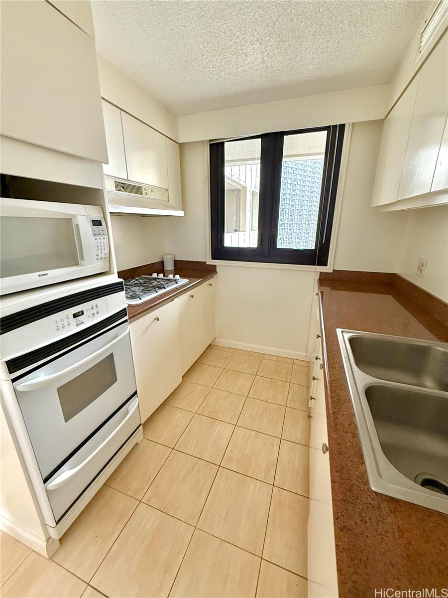 Yacht Harbor Towers condo # 1808, Honolulu, Hawaii - photo 15 of 20