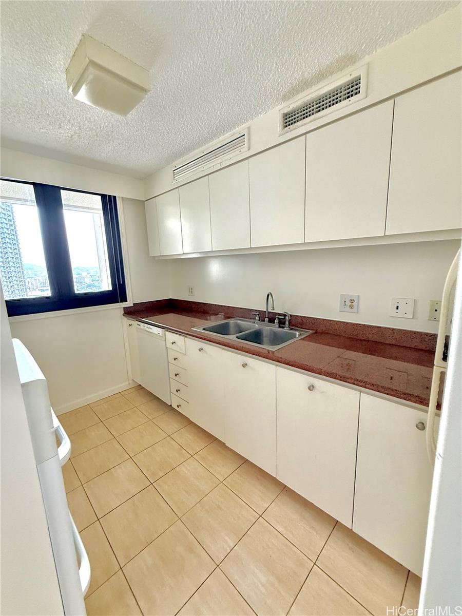 Yacht Harbor Towers condo # 1808, Honolulu, Hawaii - photo 16 of 20