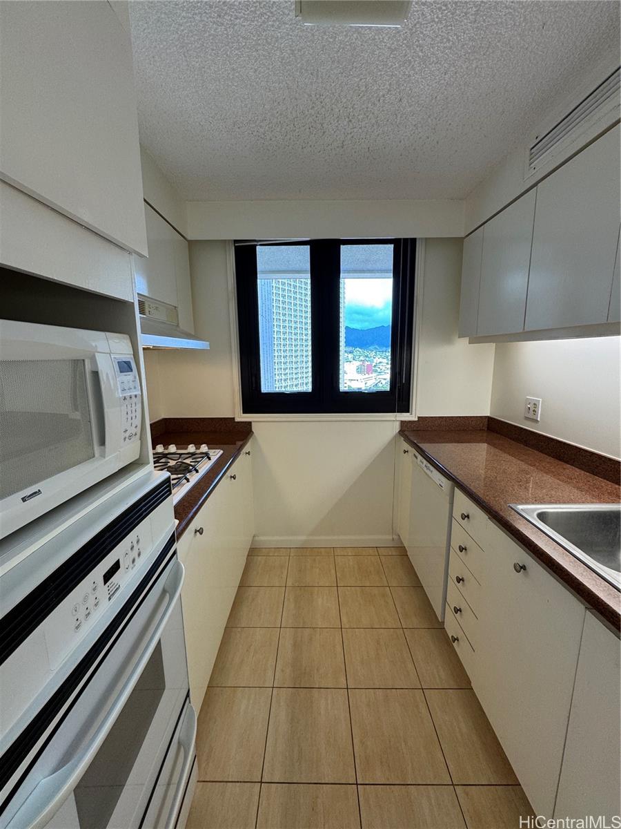 Yacht Harbor Towers condo # 1808, Honolulu, Hawaii - photo 10 of 19