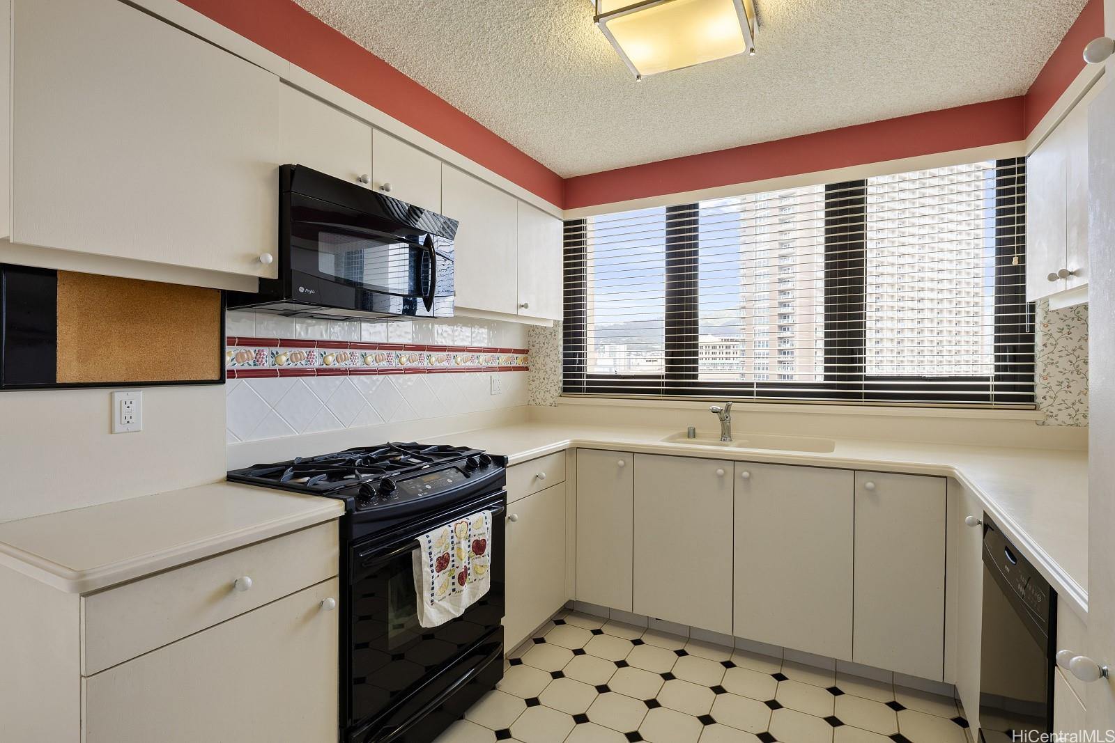 Yacht Harbor Towers condo # 1912, Honolulu, Hawaii - photo 7 of 25