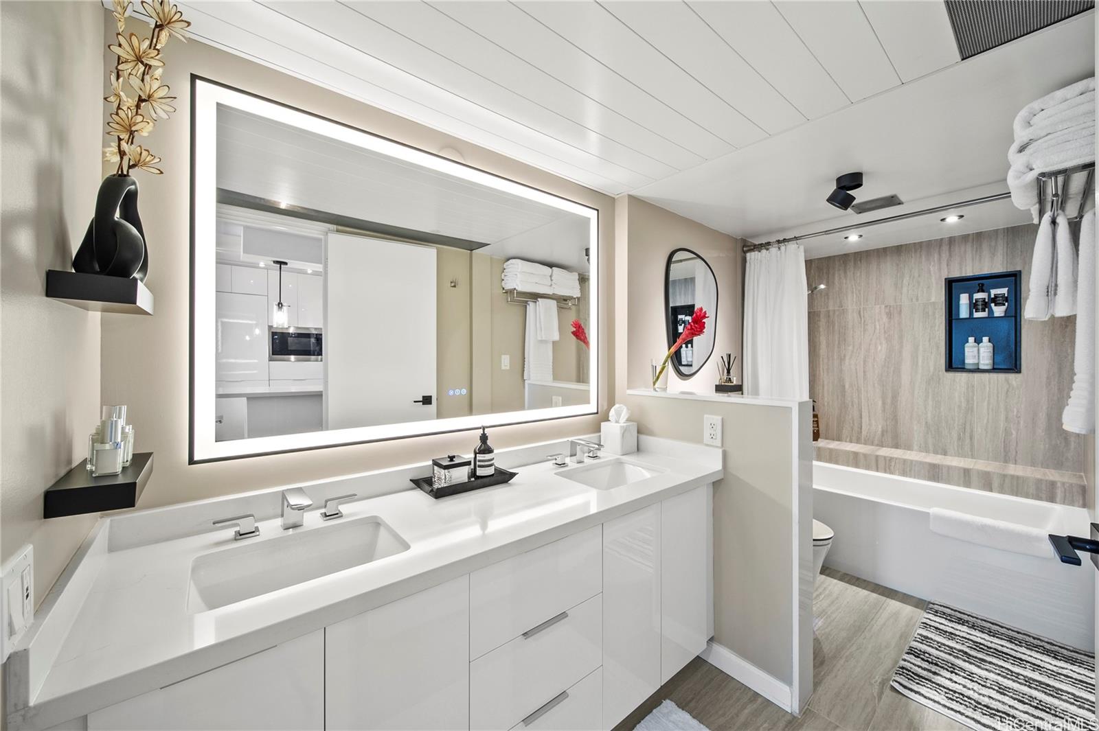 Yacht Harbor Towers condo # 2106, Honolulu, Hawaii - photo 18 of 25