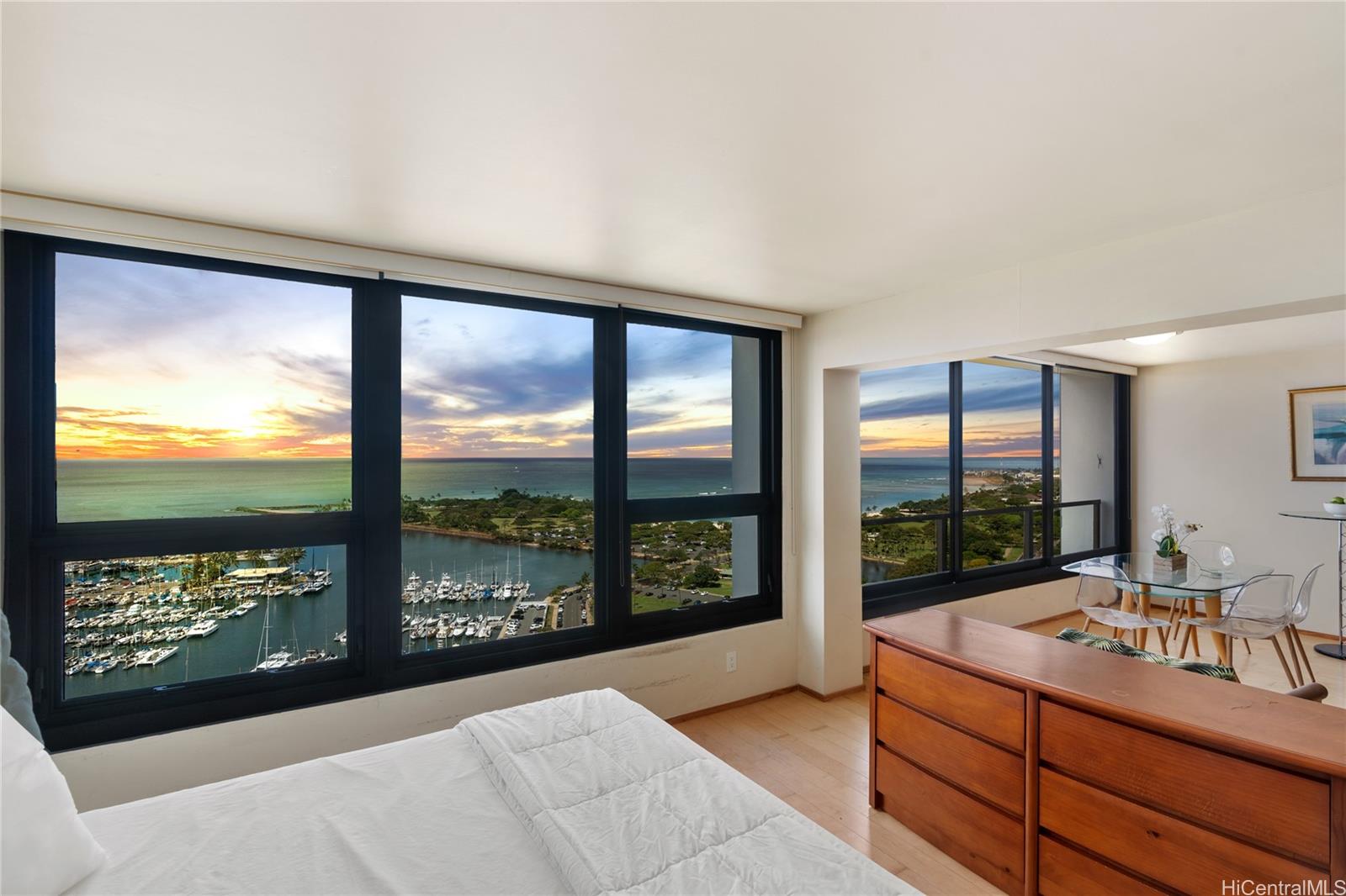 Yacht Harbor Towers condo # 2804, Honolulu, Hawaii - photo 4 of 20