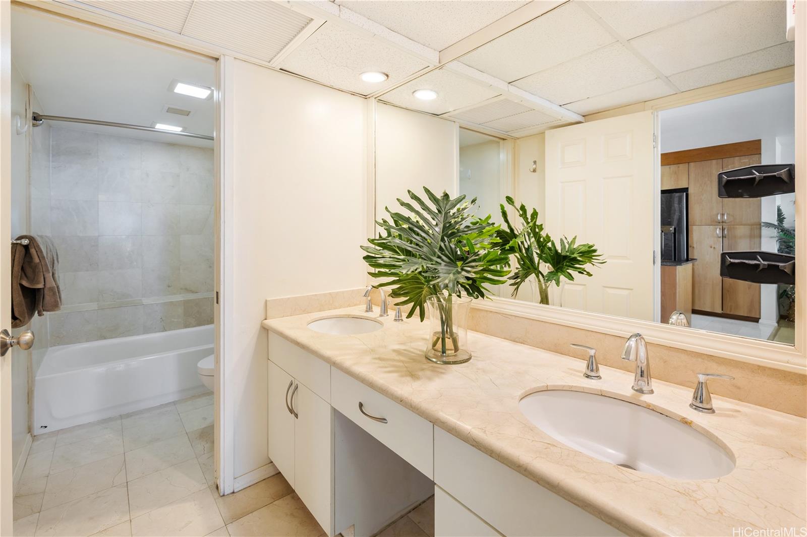Yacht Harbor Towers condo # 2804, Honolulu, Hawaii - photo 10 of 20