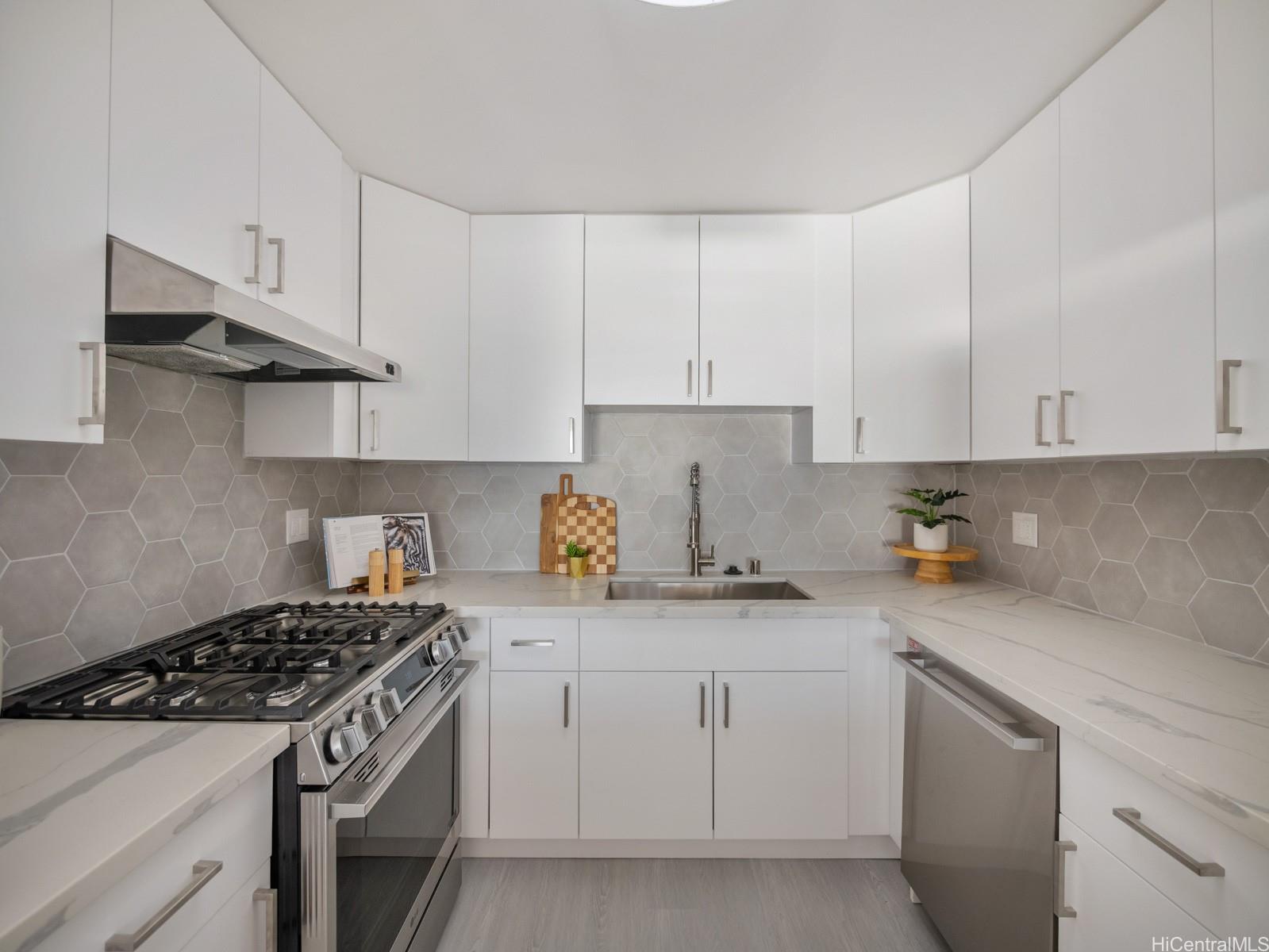 Yacht Harbor Towers condo # 2906, Honolulu, Hawaii - photo 7 of 23