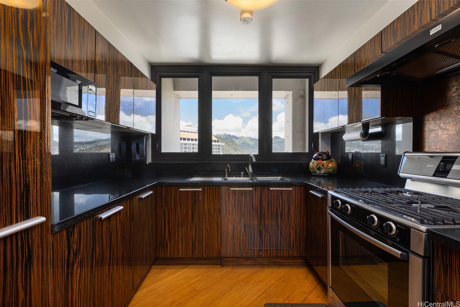 Yacht Harbor Towers condo # 3700, Honolulu, Hawaii - photo 13 of 25