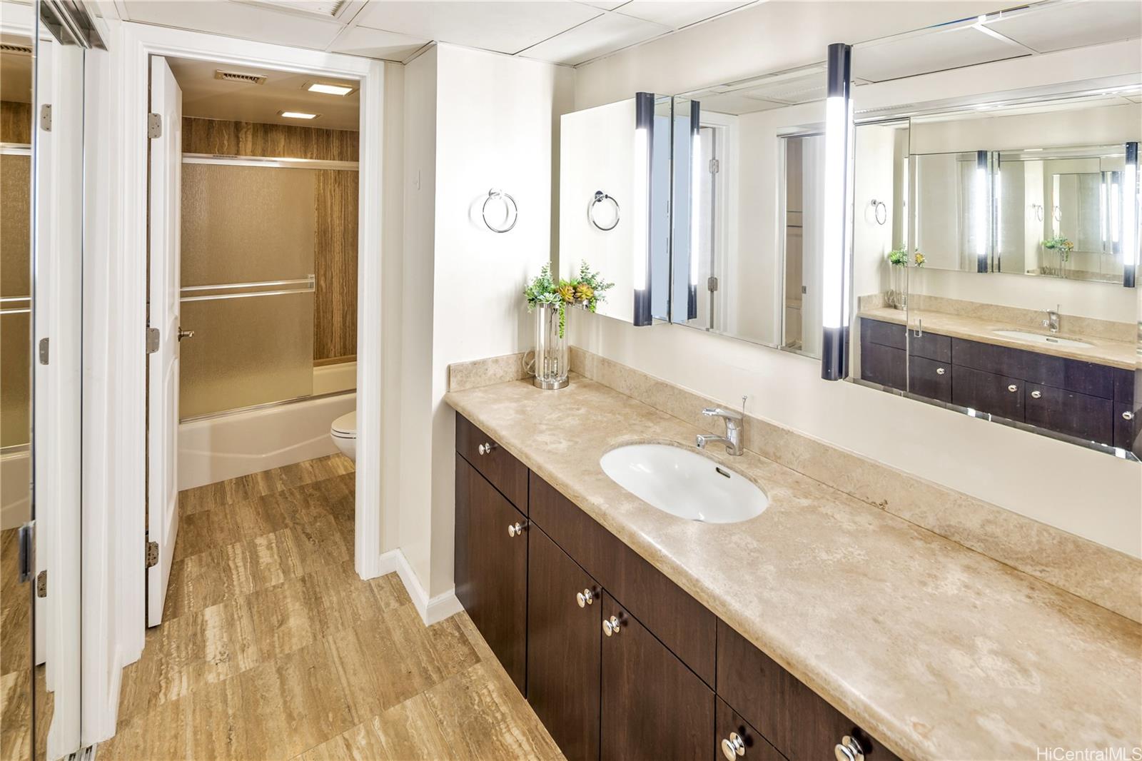 Yacht Harbor Towers condo # 3700, Honolulu, Hawaii - photo 15 of 20