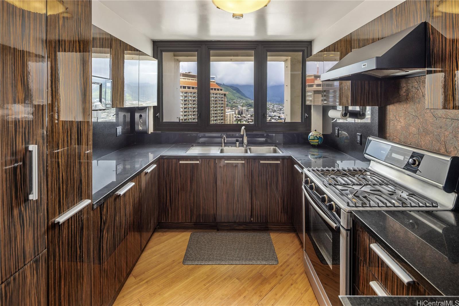 Yacht Harbor Towers condo # 3700, Honolulu, Hawaii - photo 6 of 20