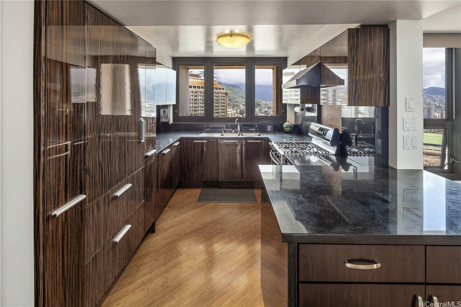 Yacht Harbor Towers condo # 3700, Honolulu, Hawaii - photo 8 of 20