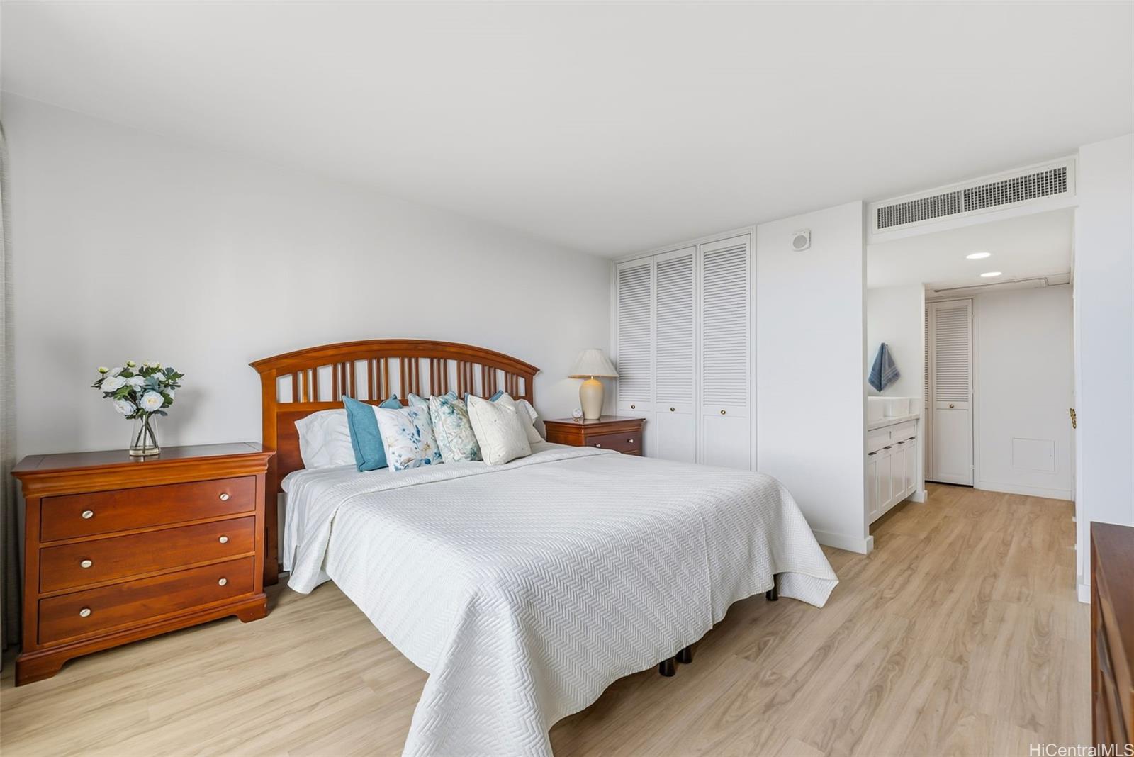 Yacht Harbor Towers condo # 500, Honolulu, Hawaii - photo 12 of 23