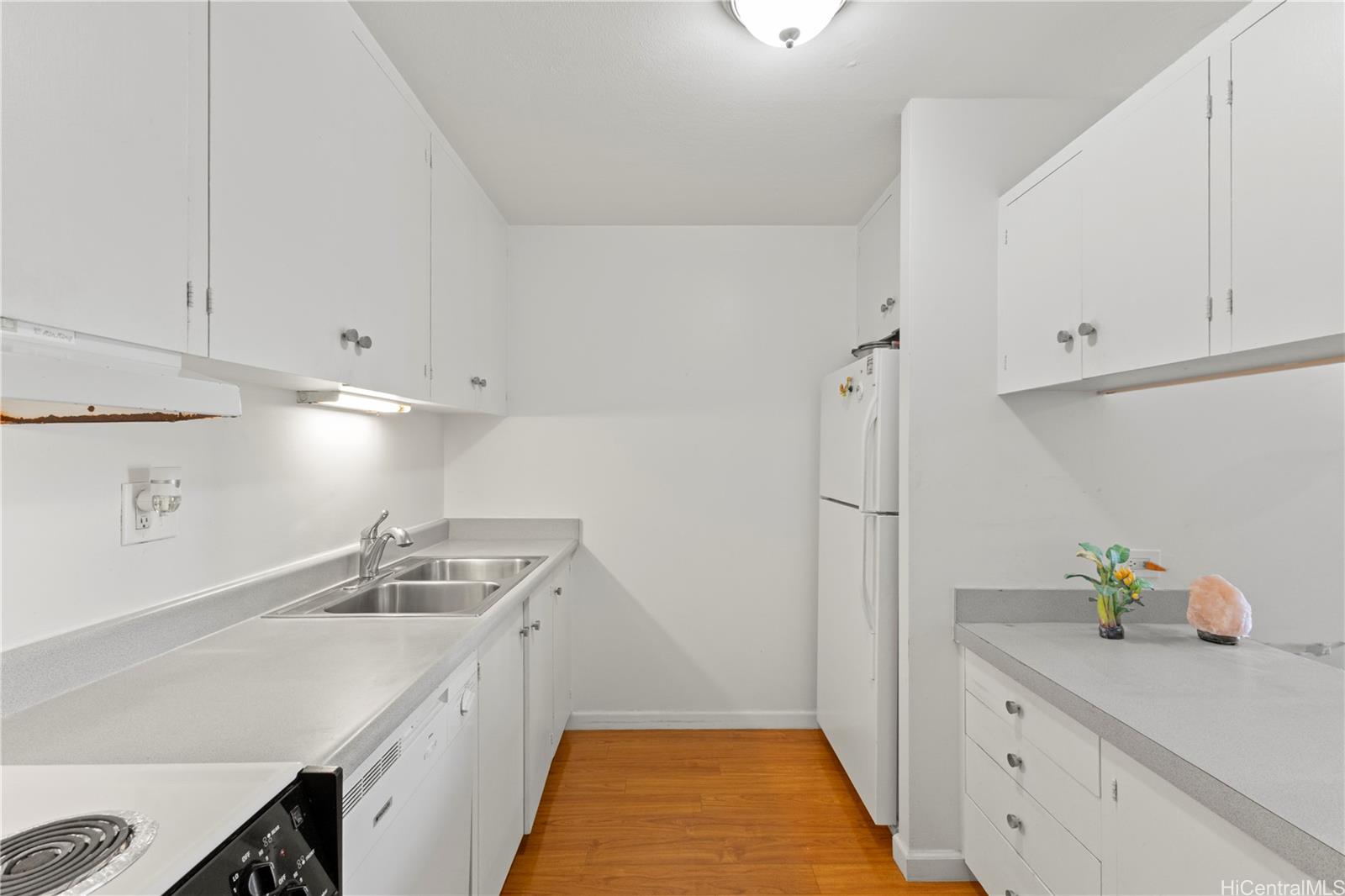 Kapiolani Towers condo # 1207, Honolulu, Hawaii - photo 8 of 25