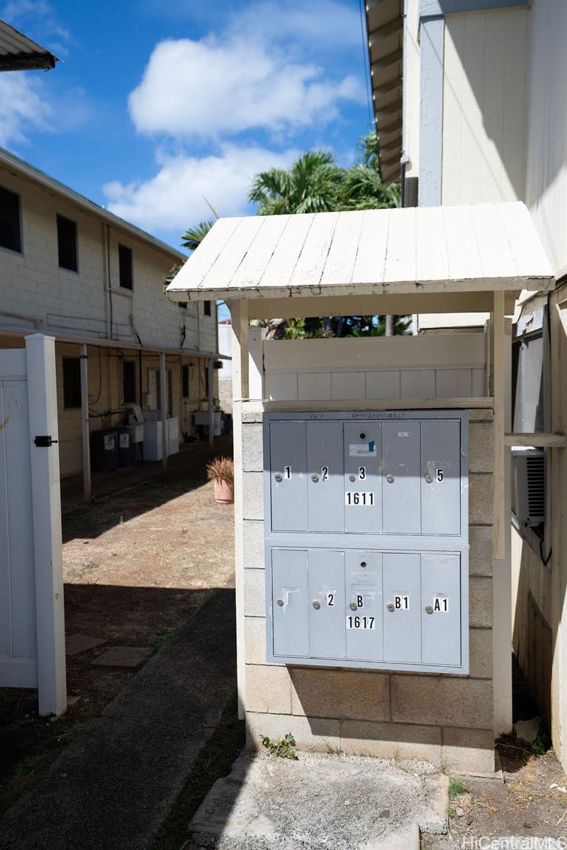 1611 Kahai St Honolulu - Multi-family - photo 4 of 25