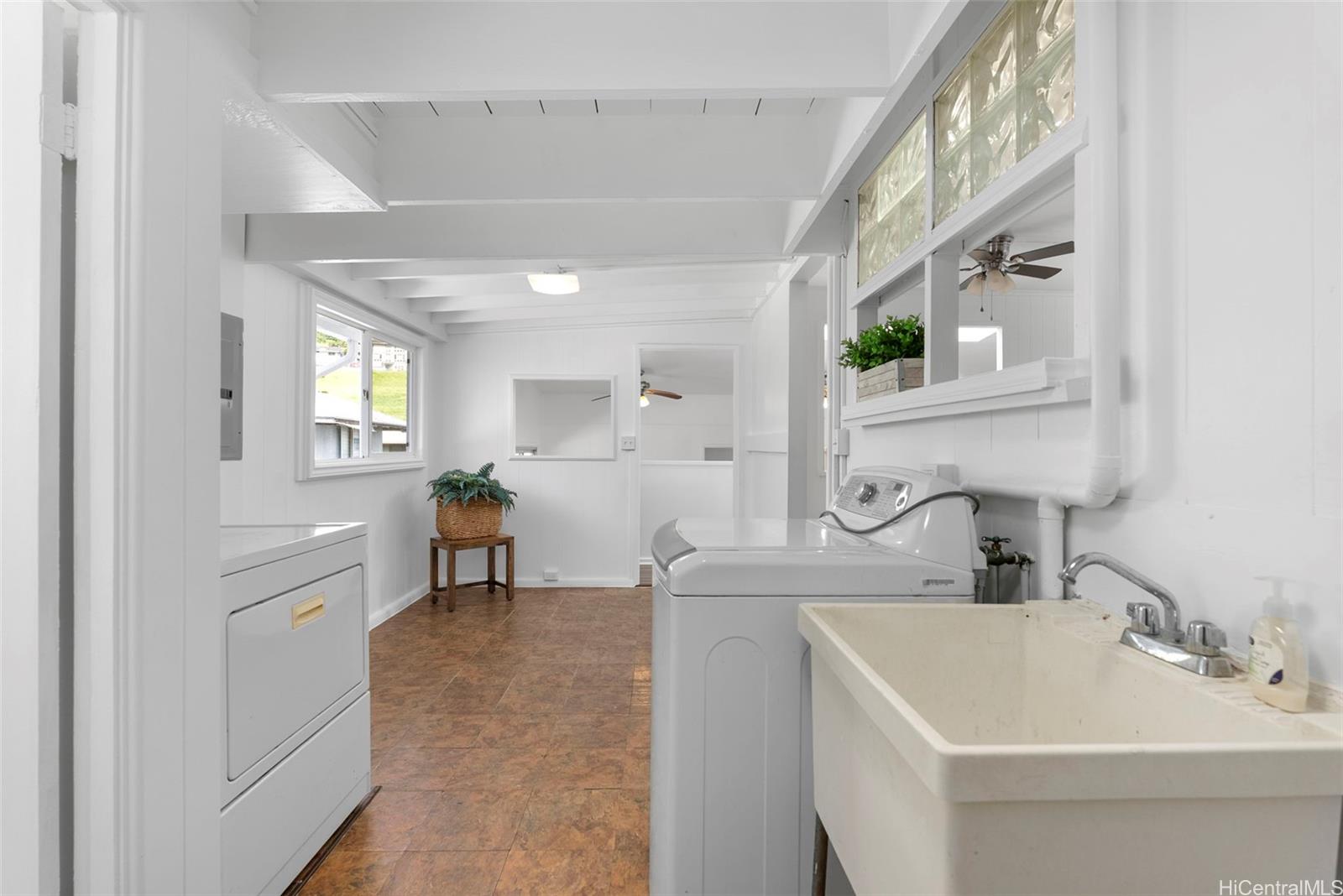 1624  Ala Makani Place Moanalua Valley, Honolulu home - photo 17 of 25