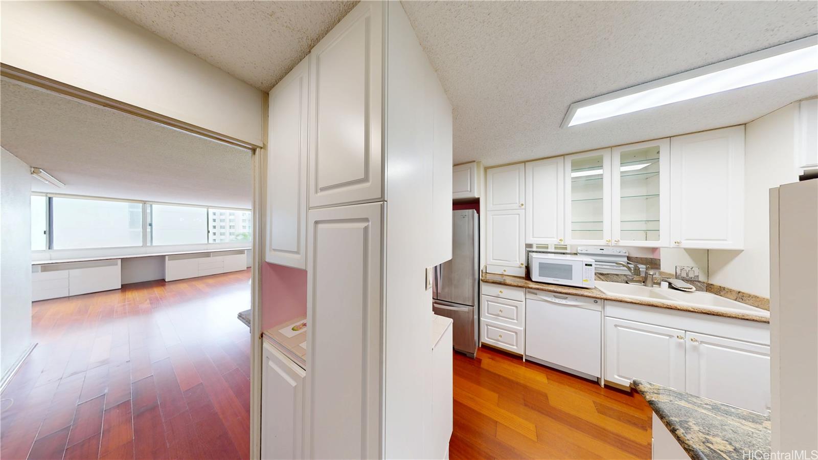 Kapiolani Townhouse condo # 306, Honolulu, Hawaii - photo 23 of 25