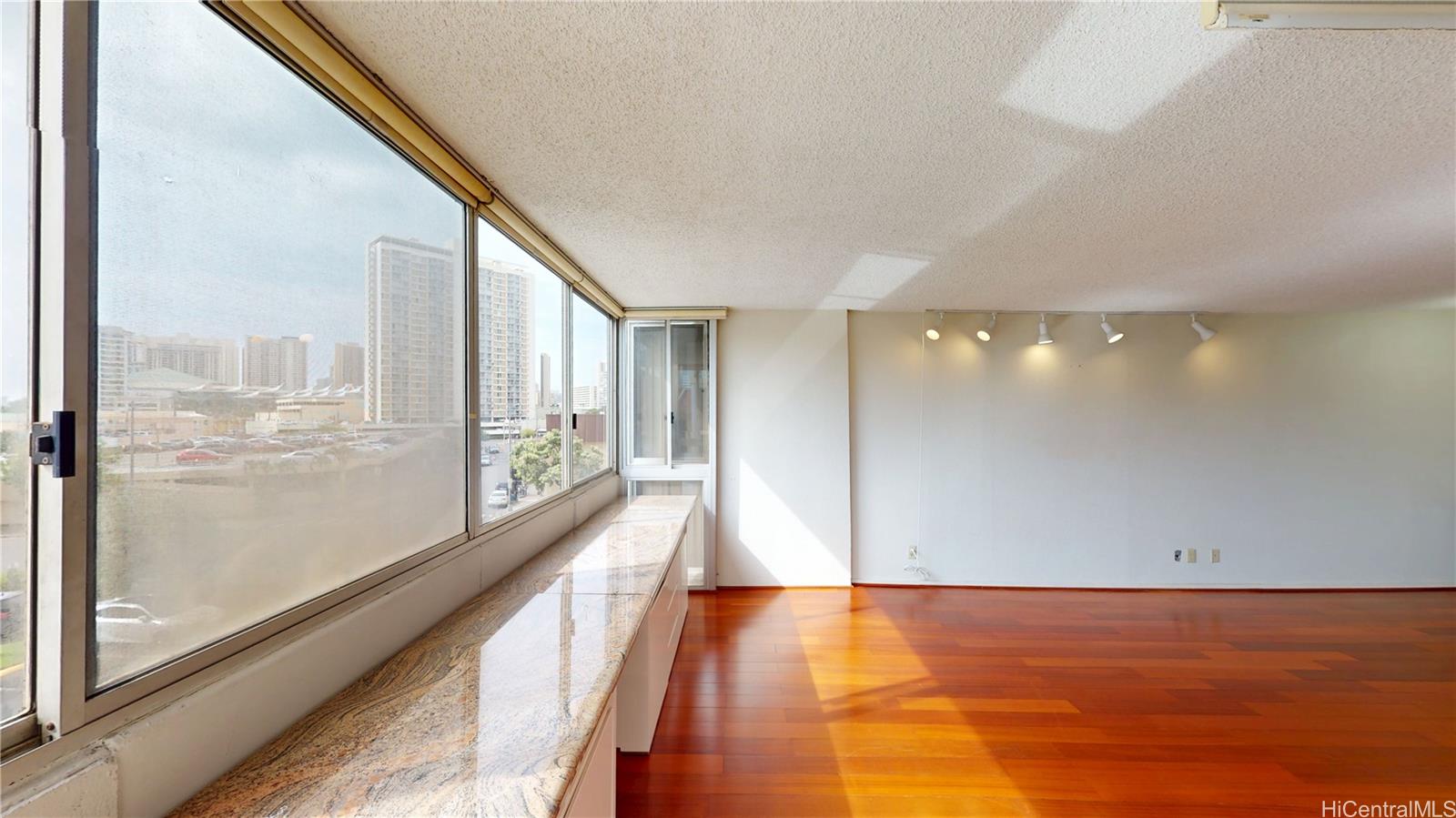 Kapiolani Townhouse condo # 306, Honolulu, Hawaii - photo 5 of 25