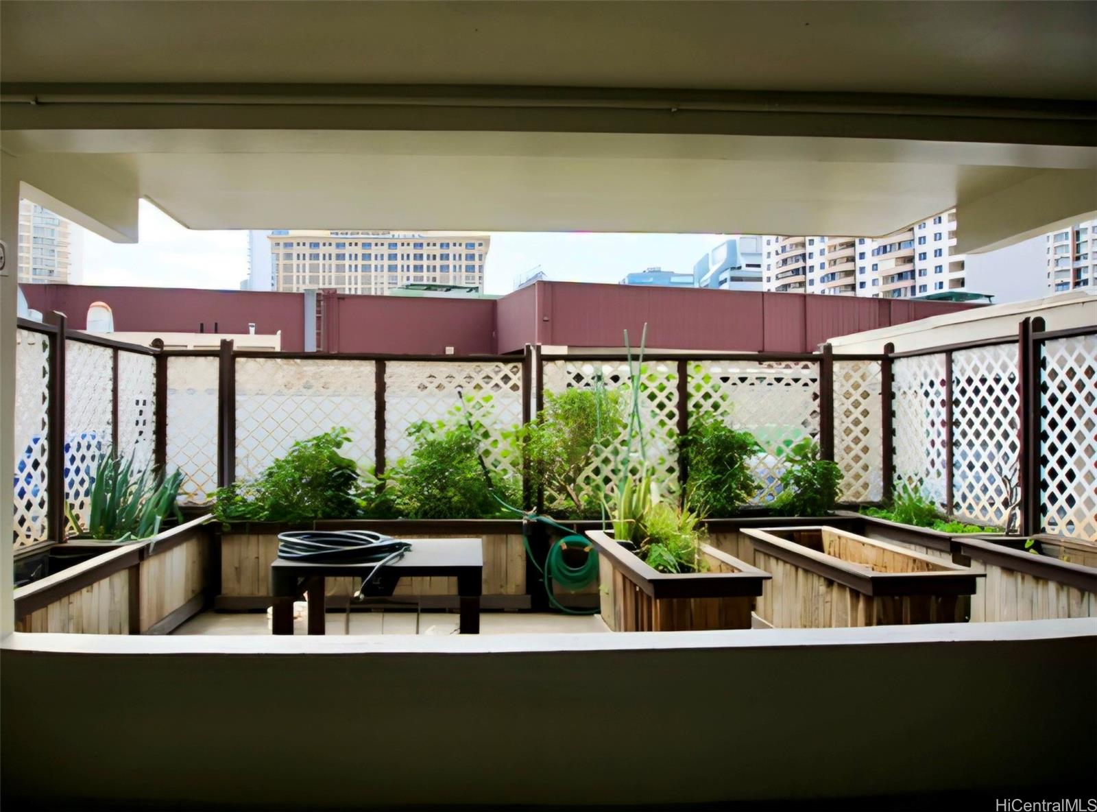 Kapiolani Townhouse condo # 507, Honolulu, Hawaii - photo 17 of 20