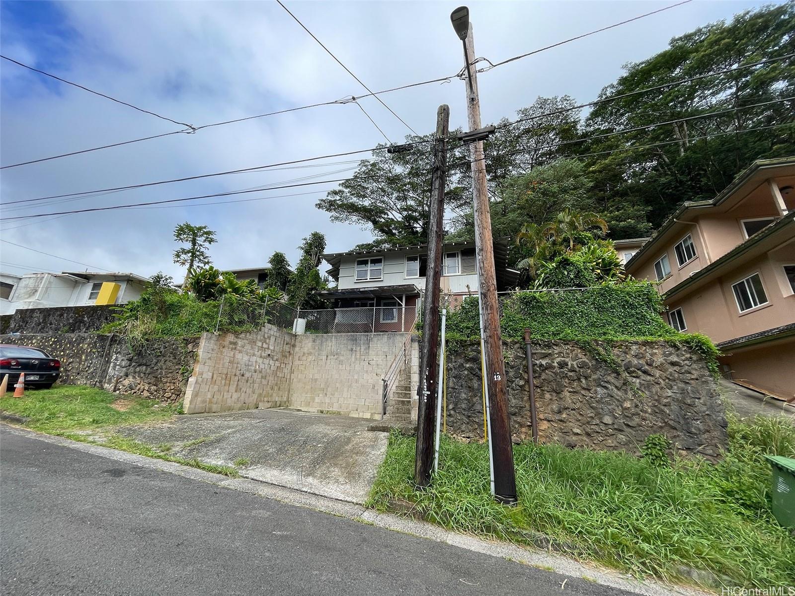 1625  Kalaepaa Dr Kalihi Valley, Honolulu home - photo 2 of 2