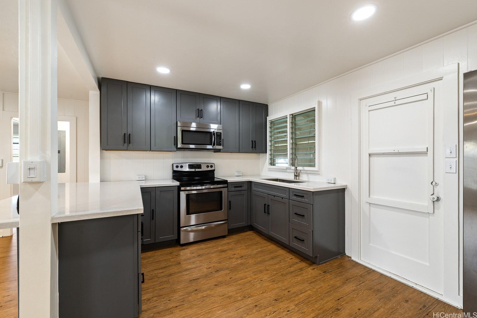 163 Makaweo Ave Wahiawa - Rental - photo 3 of 25