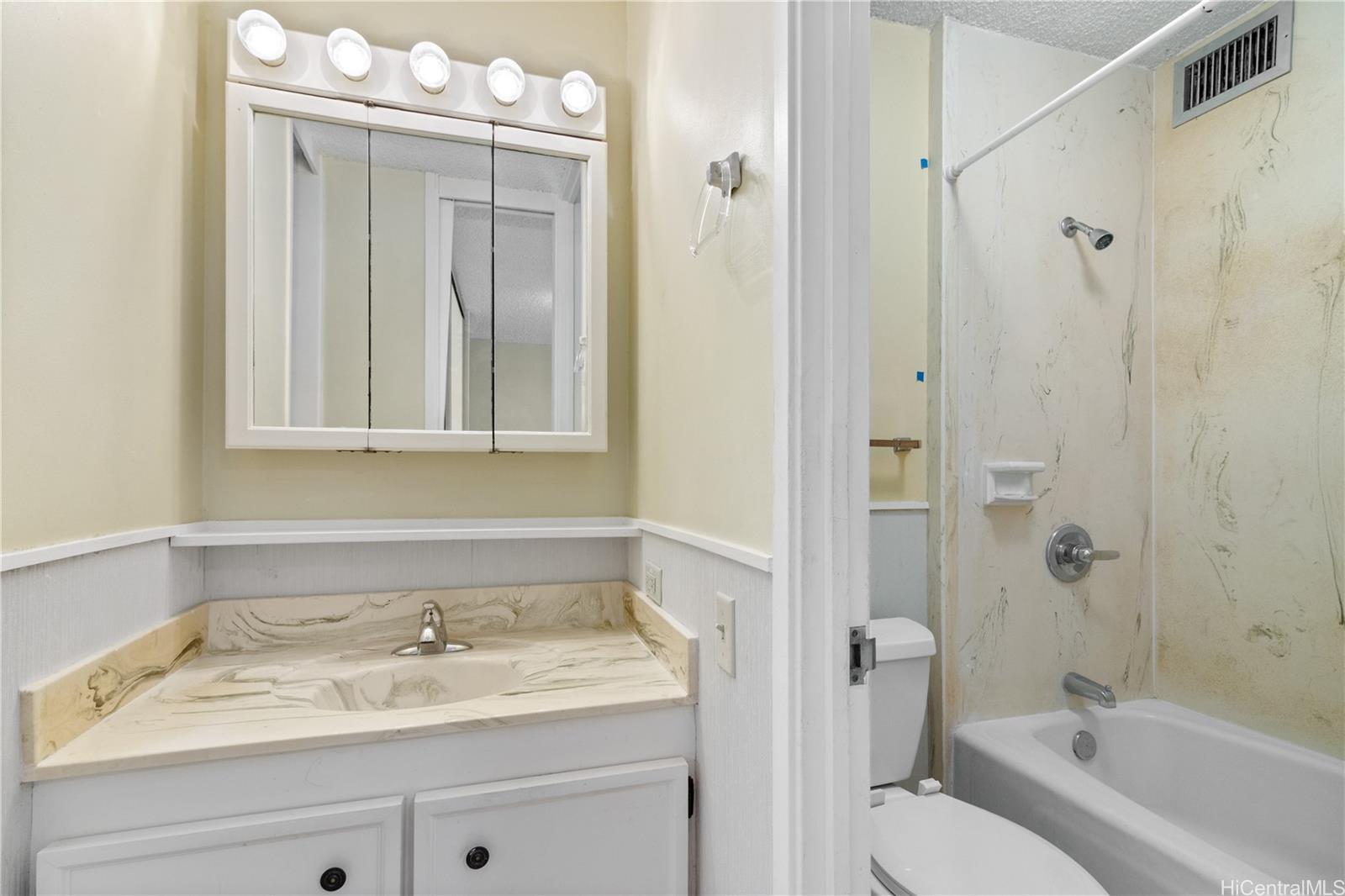 Camelot condo # 1004, Honolulu, Hawaii - photo 6 of 19