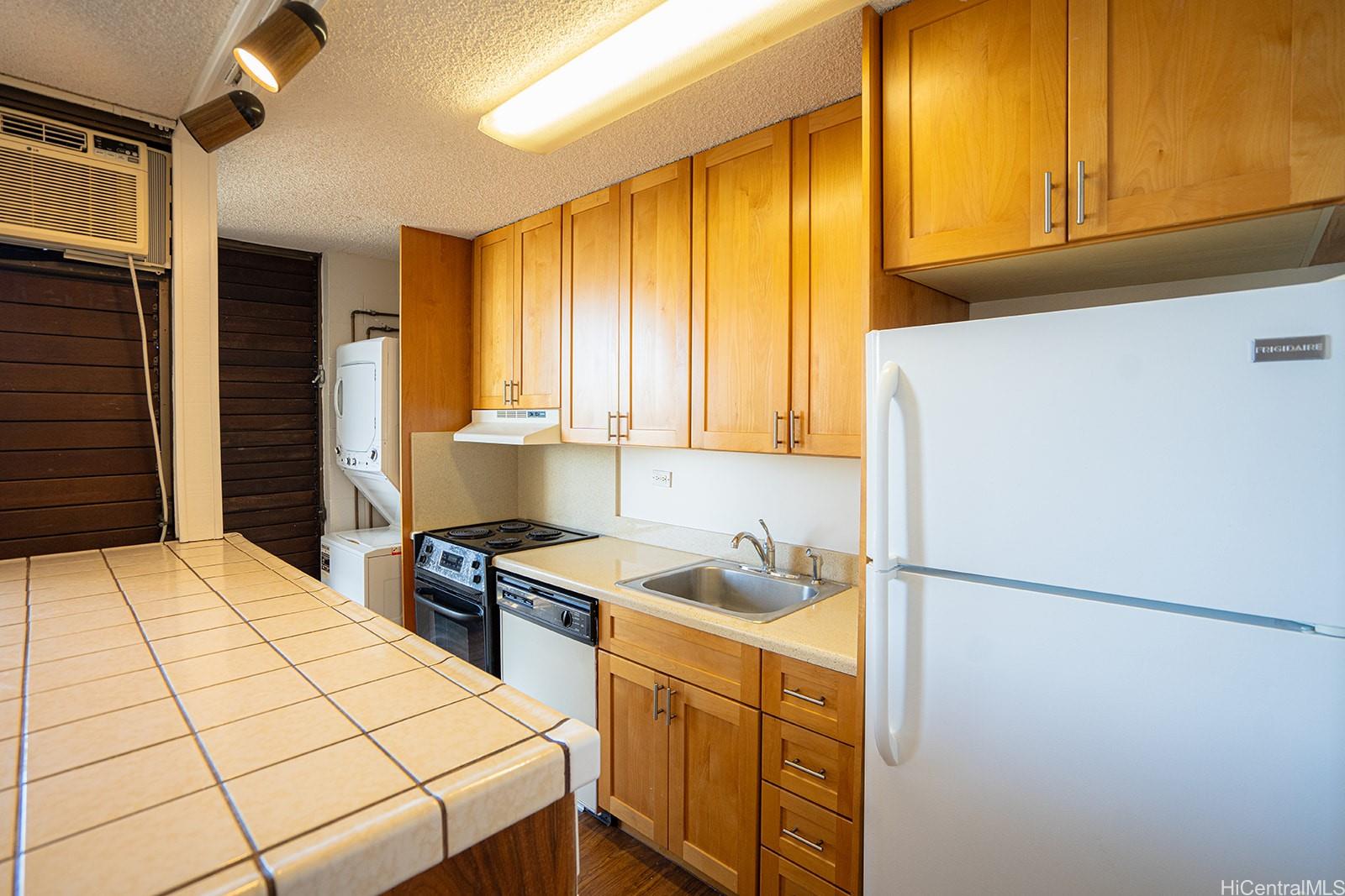 Camelot condo # 1403, Honolulu, Hawaii - photo 3 of 12