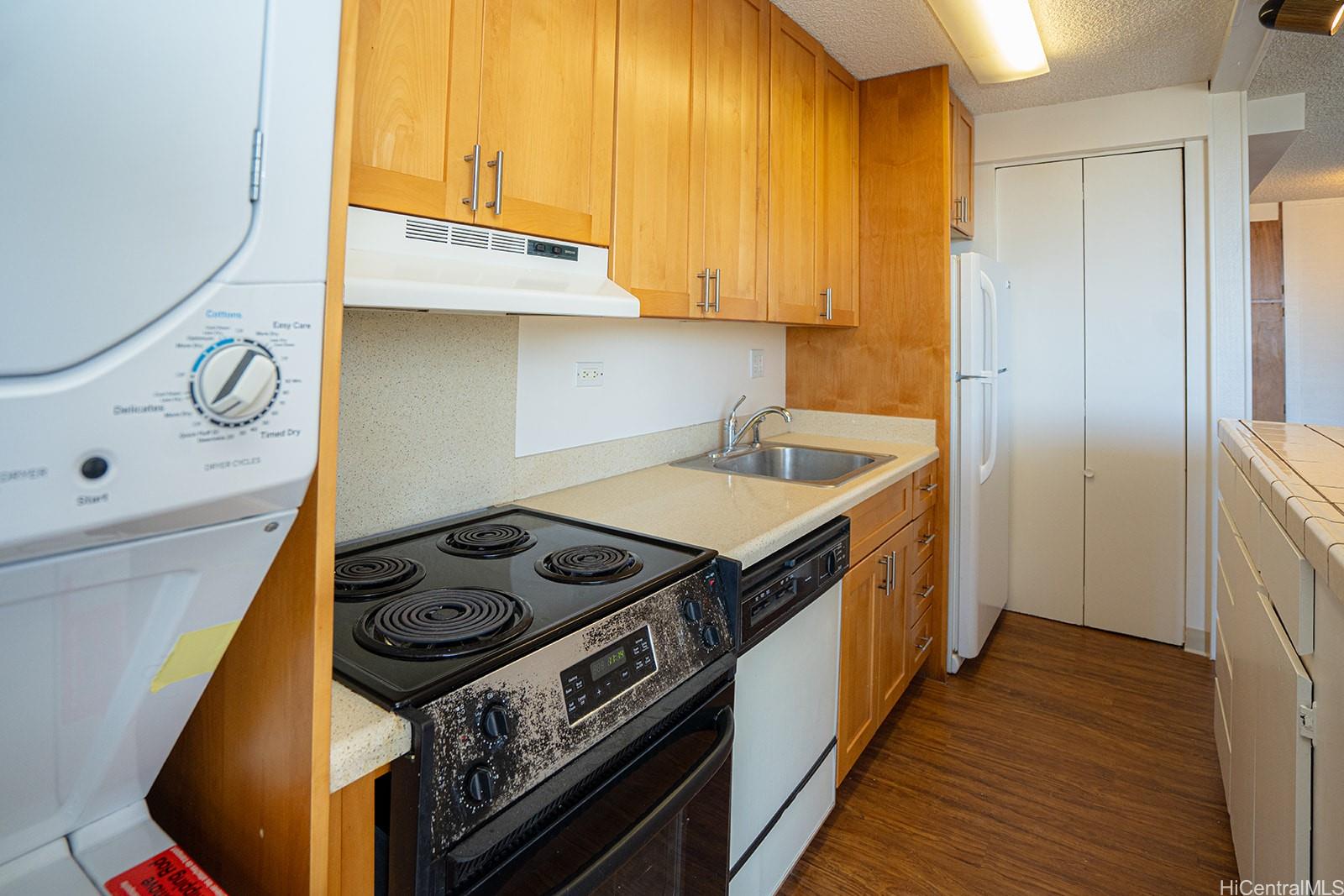 Camelot condo # 1403, Honolulu, Hawaii - photo 4 of 12