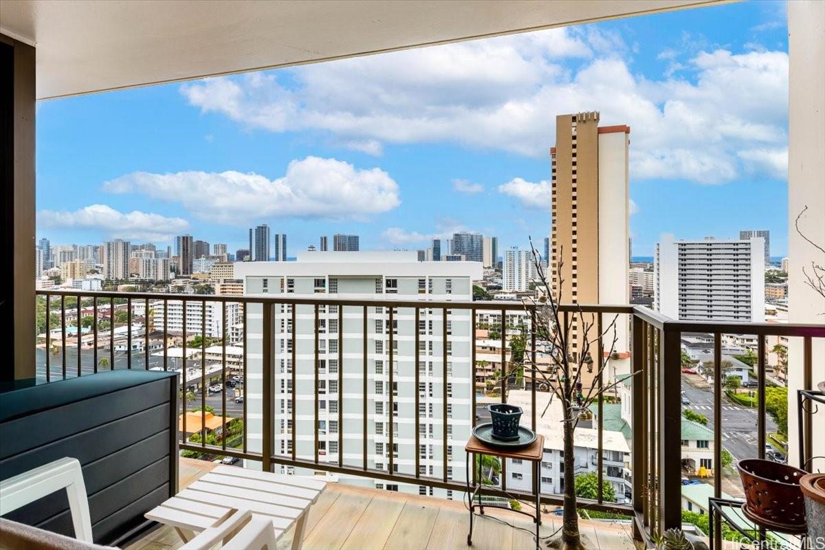 Camelot condo # 1608, Honolulu, Hawaii - photo 4 of 20