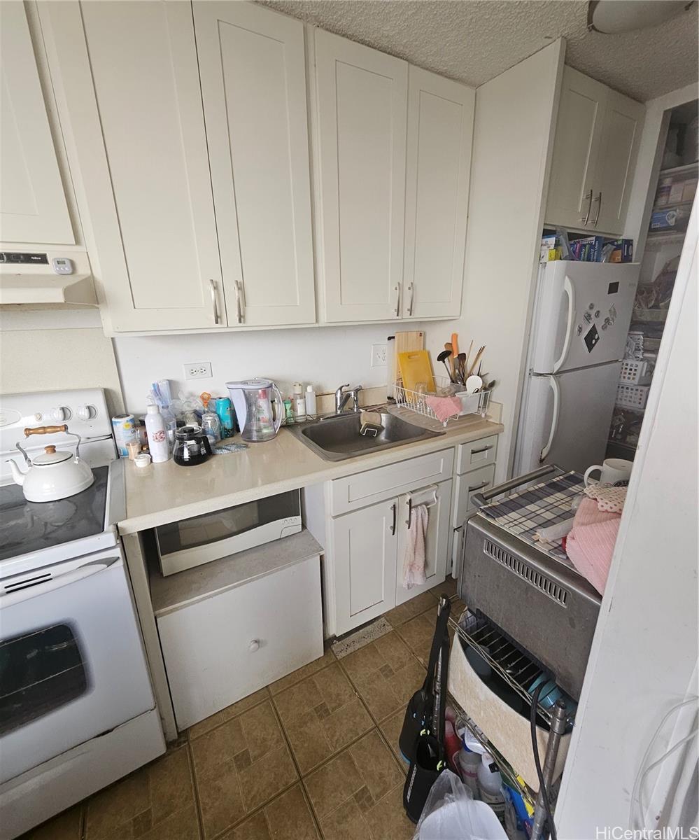 Camelot condo # 1701, Honolulu, Hawaii - photo 5 of 11