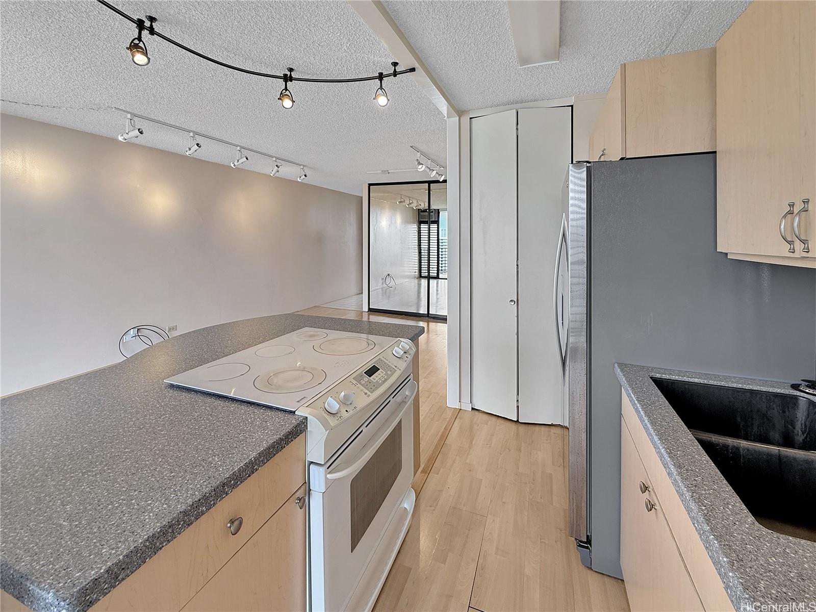 Camelot condo # 1810, Honolulu, Hawaii - photo 10 of 22