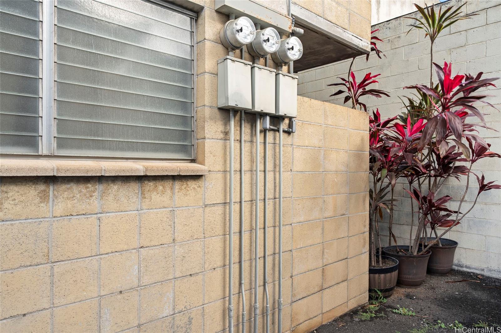 1636 Kahai St Honolulu - Multi-family - photo 18 of 24