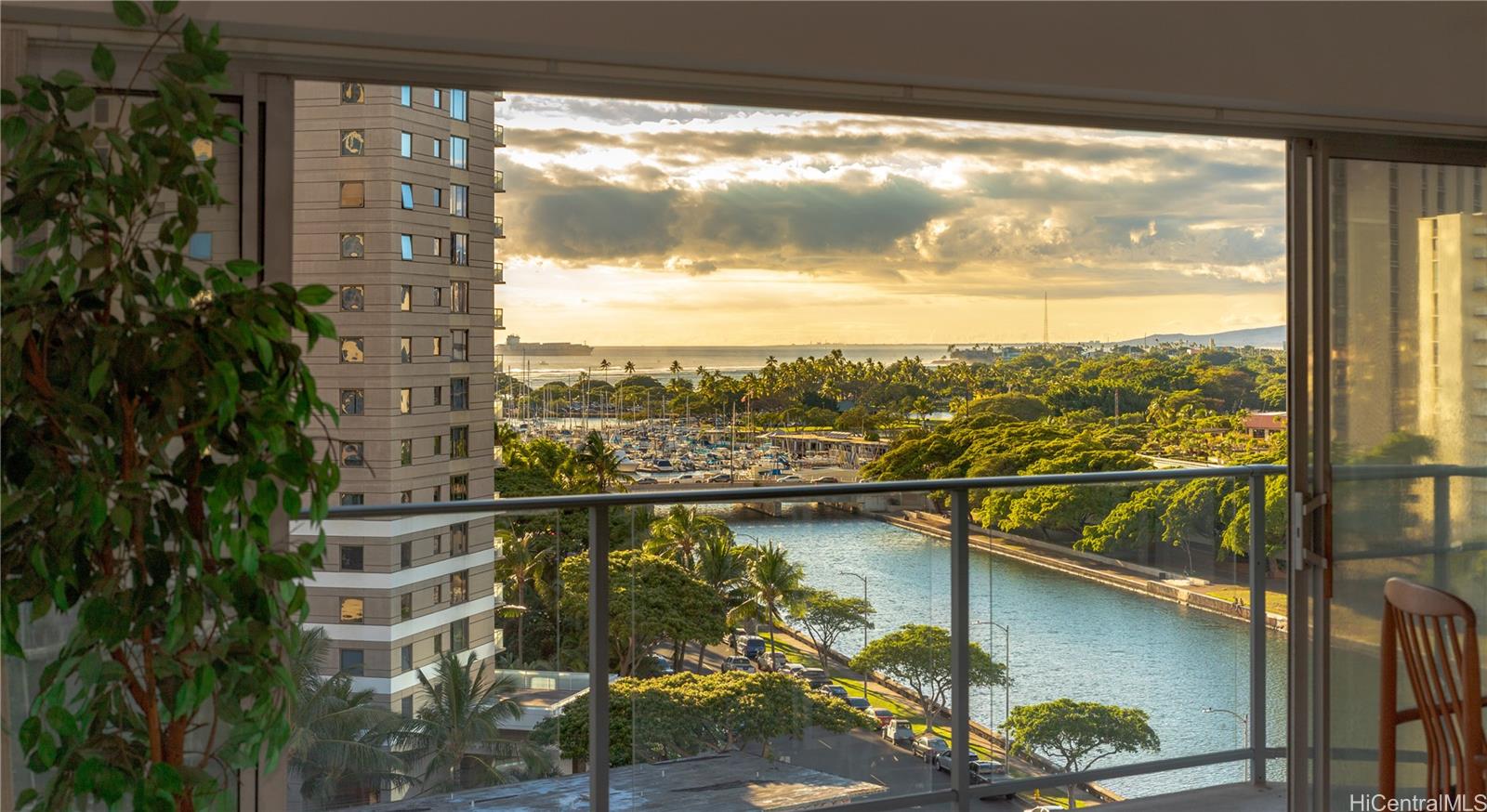 Marina Towers condo # 1005, Honolulu, Hawaii - photo 1 of 13