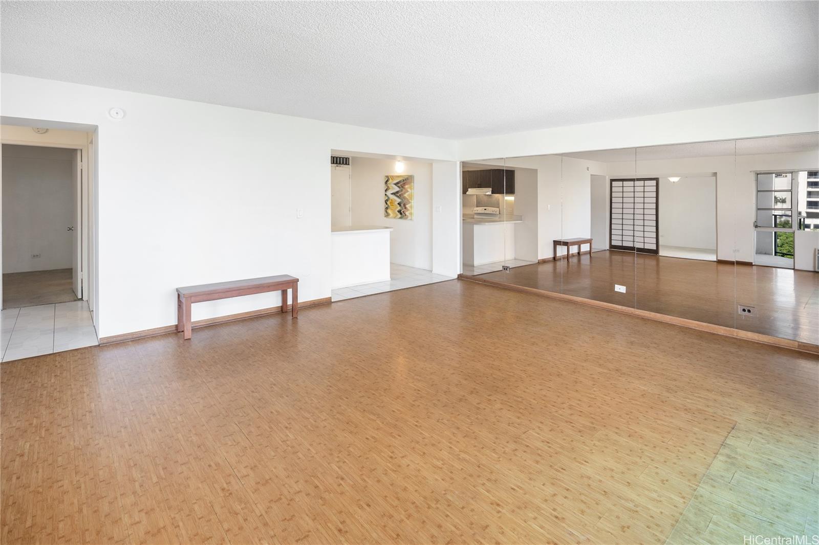 Marina Towers condo # 605, Honolulu, Hawaii - photo 4 of 24