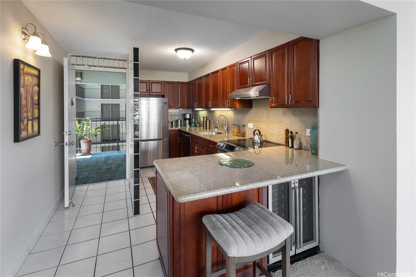 Marina Towers condo # 606, Honolulu, Hawaii - photo 5 of 24