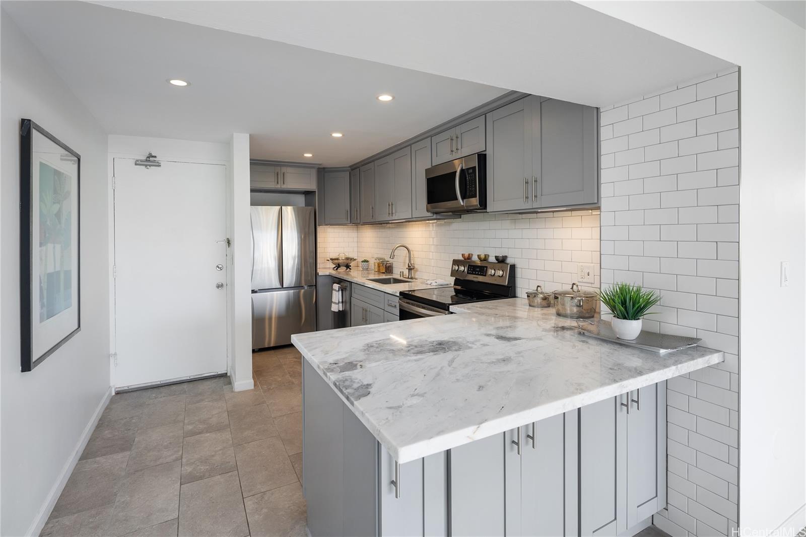 Marina Towers condo # 708, Honolulu, Hawaii - photo 3 of 24